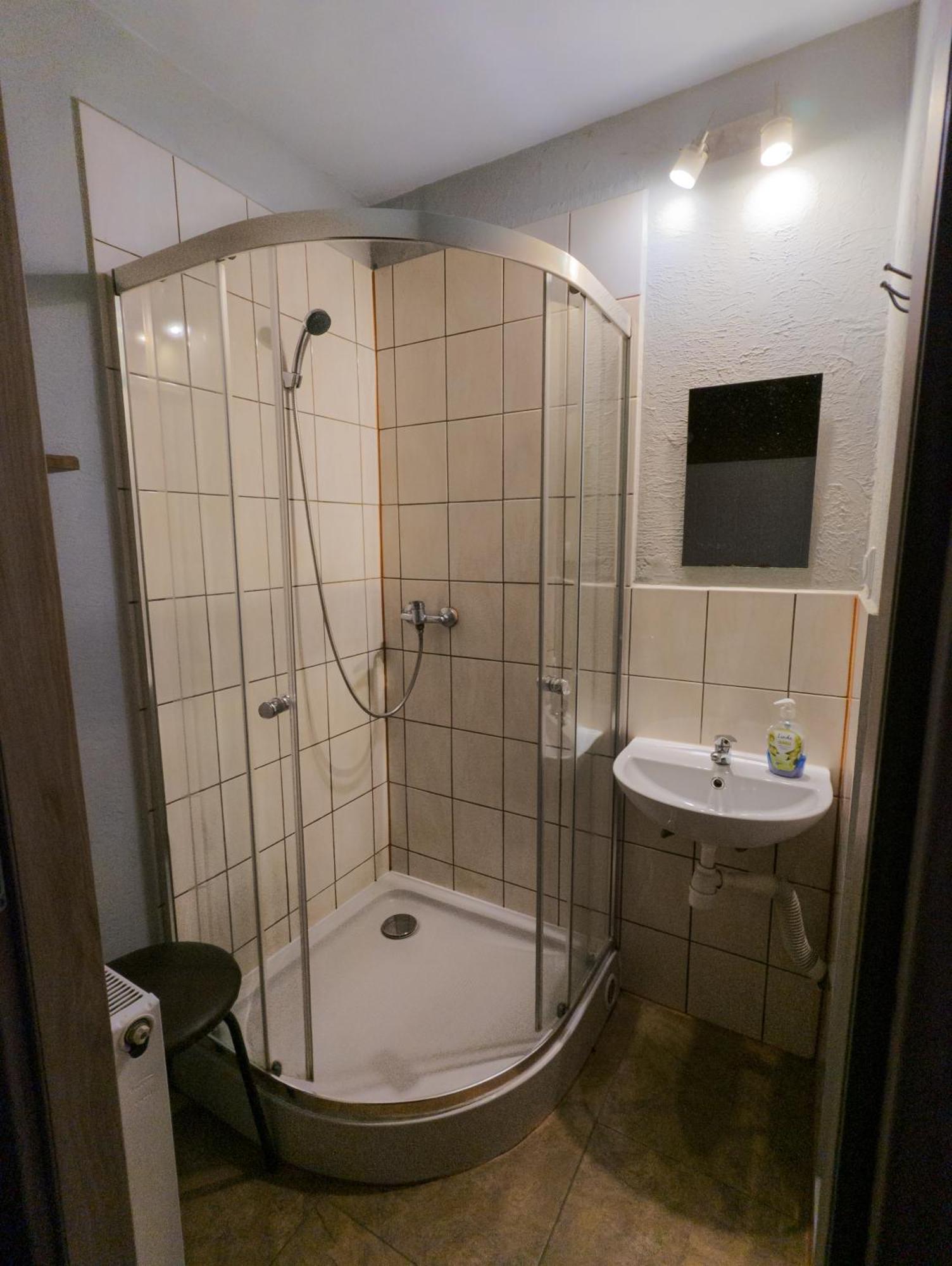 Pokoje Goscinne "U Karola" Pracownicze Ścinawa Exterior foto